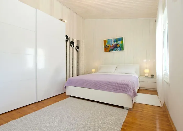 House Vinkuran 1823 풀라