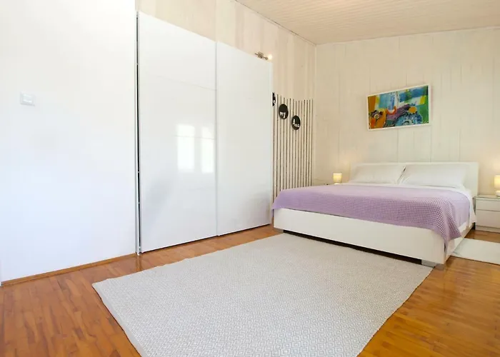 House Vinkuran 1823 * 풀라